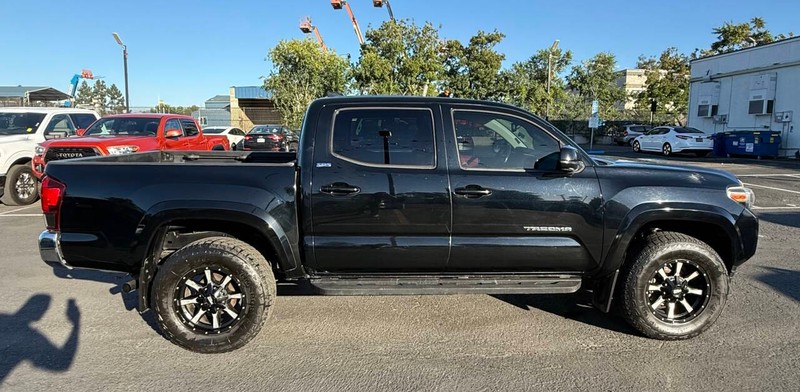 Toyota Tacoma Vehicle Full-screen Gallery Image 06