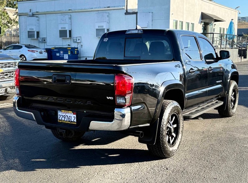 Toyota Tacoma Vehicle Full-screen Gallery Image 08