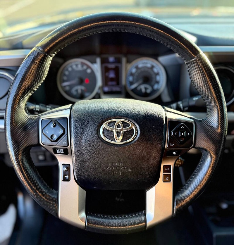 Toyota Tacoma Vehicle Full-screen Gallery Image 13