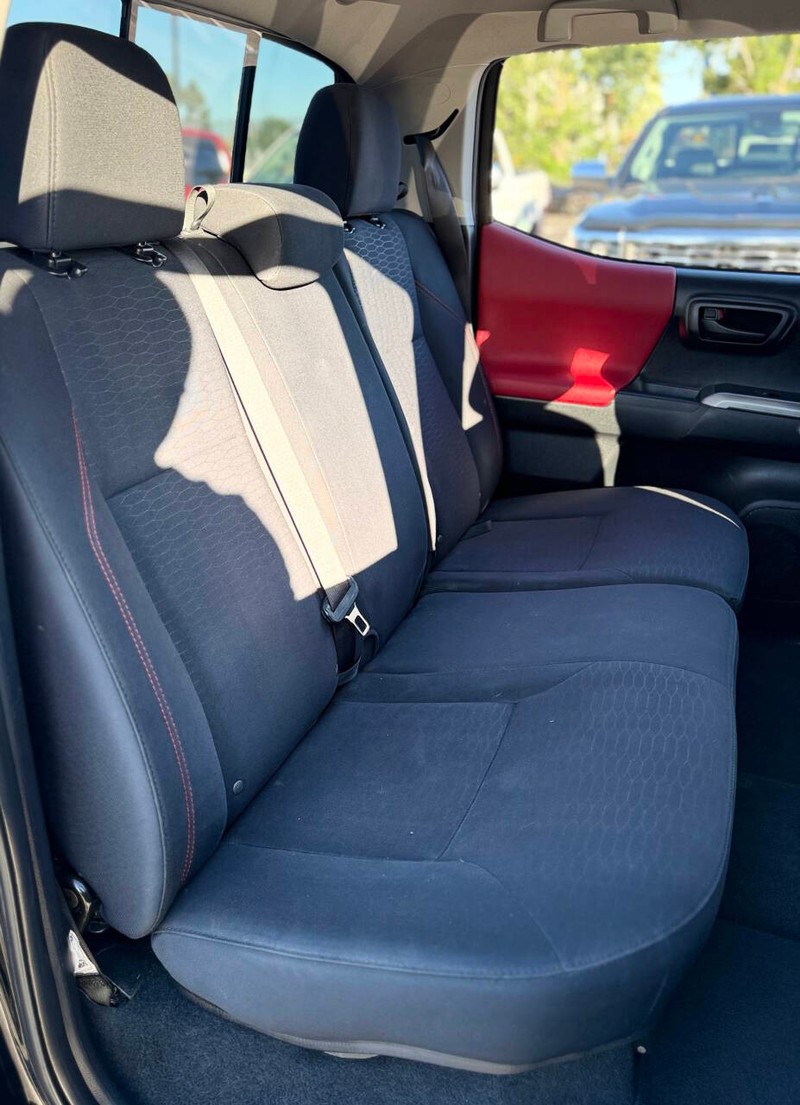 Toyota Tacoma Vehicle Full-screen Gallery Image 15