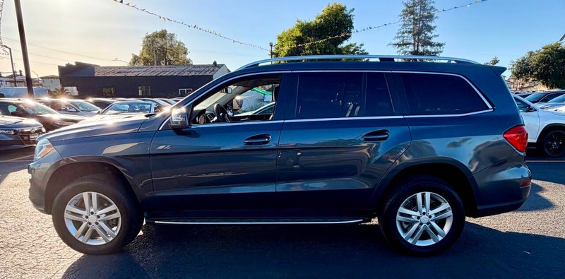 Mercedes-Benz GL-Class Vehicle Full-screen Gallery Image 04