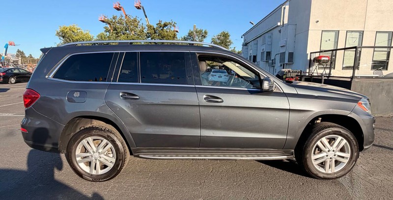 Mercedes-Benz GL-Class Vehicle Full-screen Gallery Image 05