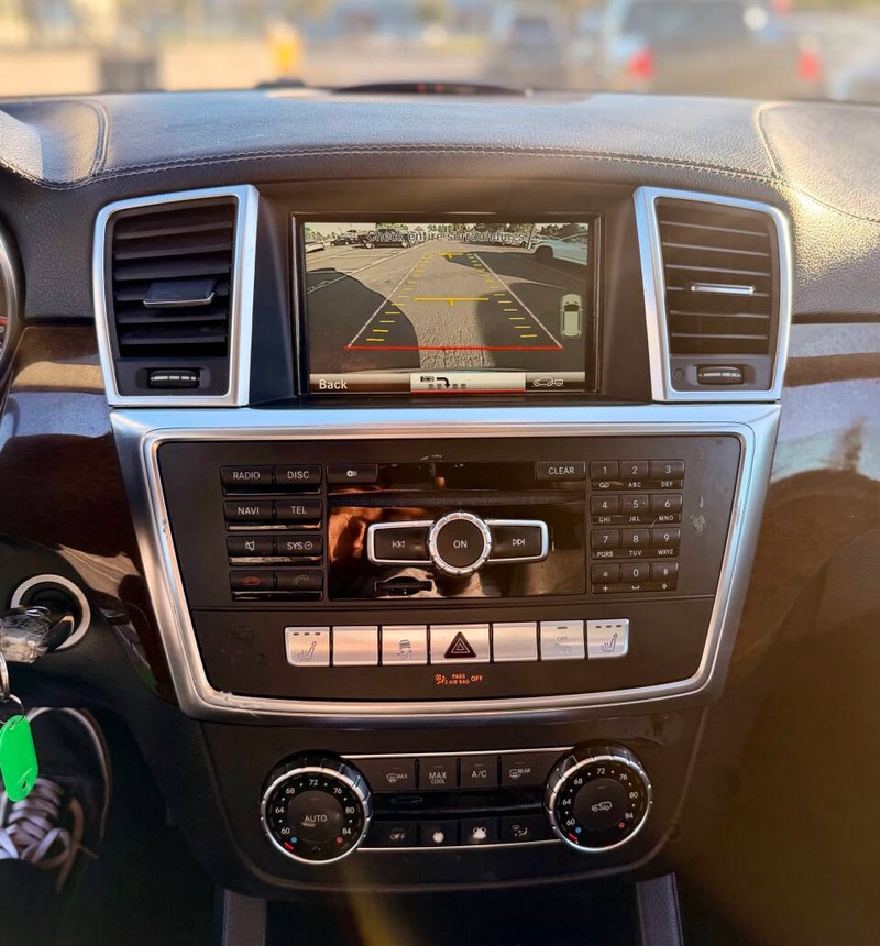 Mercedes-Benz GL-Class Vehicle Full-screen Gallery Image 11