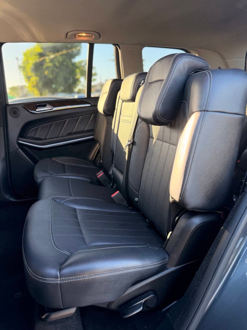 Mercedes-Benz GL-Class Vehicle Full-screen Gallery Image 12