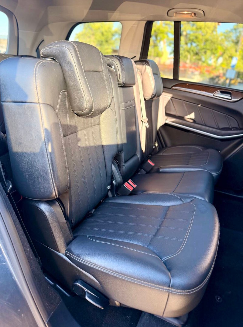 Mercedes-Benz GL-Class Vehicle Full-screen Gallery Image 13