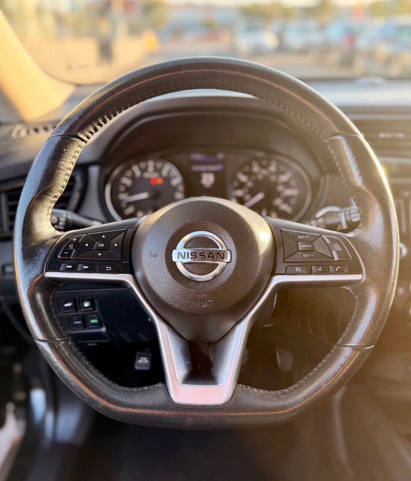 Nissan Rogue Vehicle Full-screen Gallery Image 06