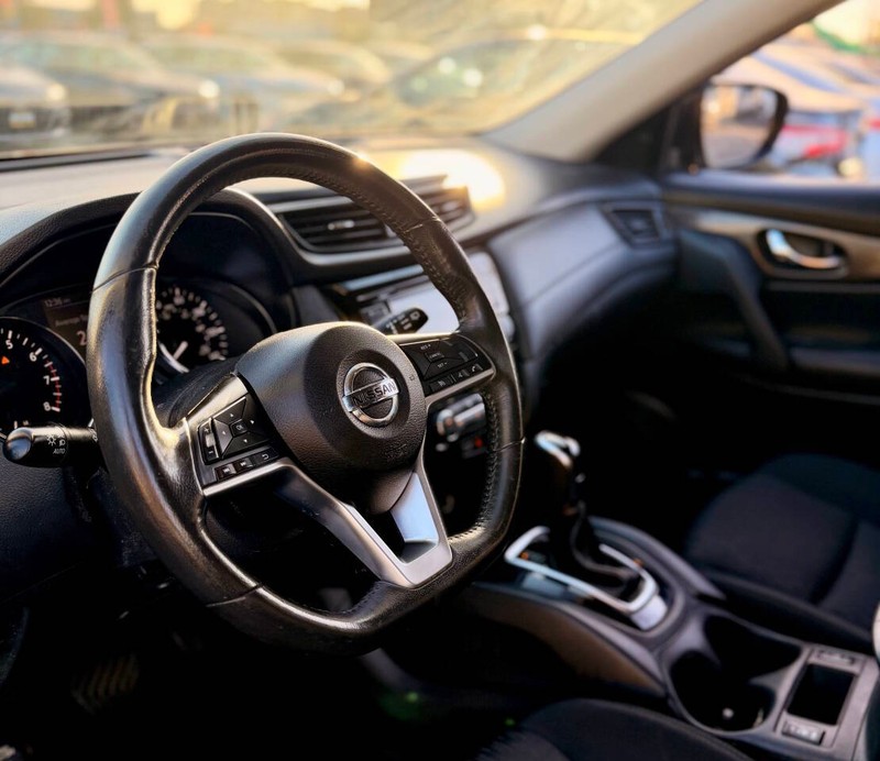 Nissan Rogue Vehicle Full-screen Gallery Image 07