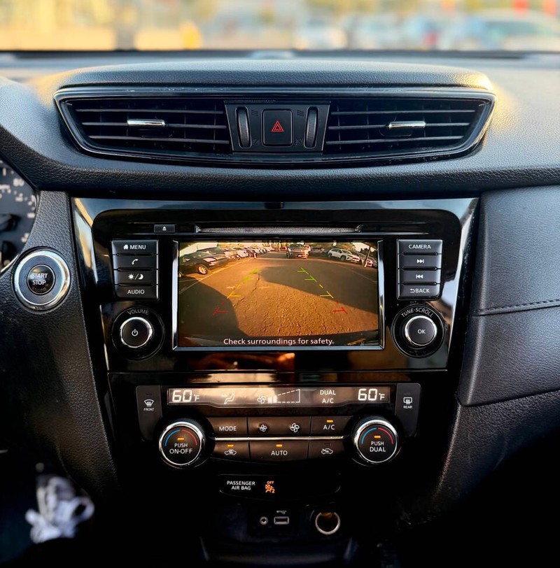 Nissan Rogue Vehicle Full-screen Gallery Image 08