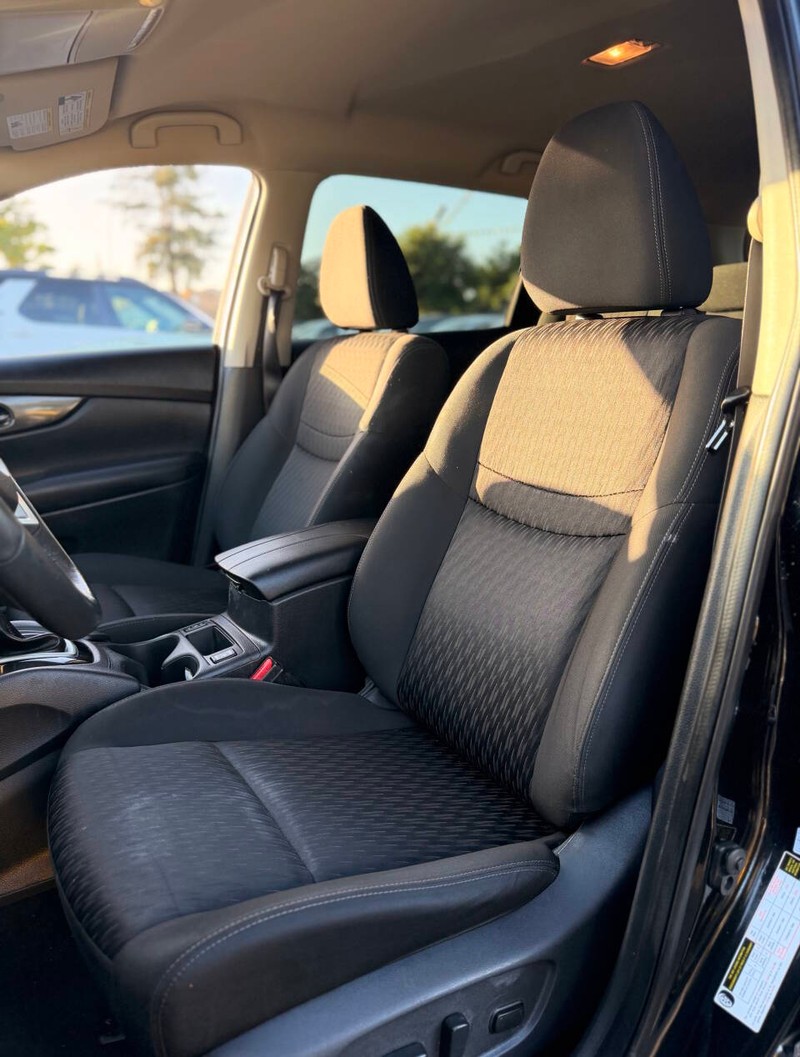 Nissan Rogue Vehicle Full-screen Gallery Image 09