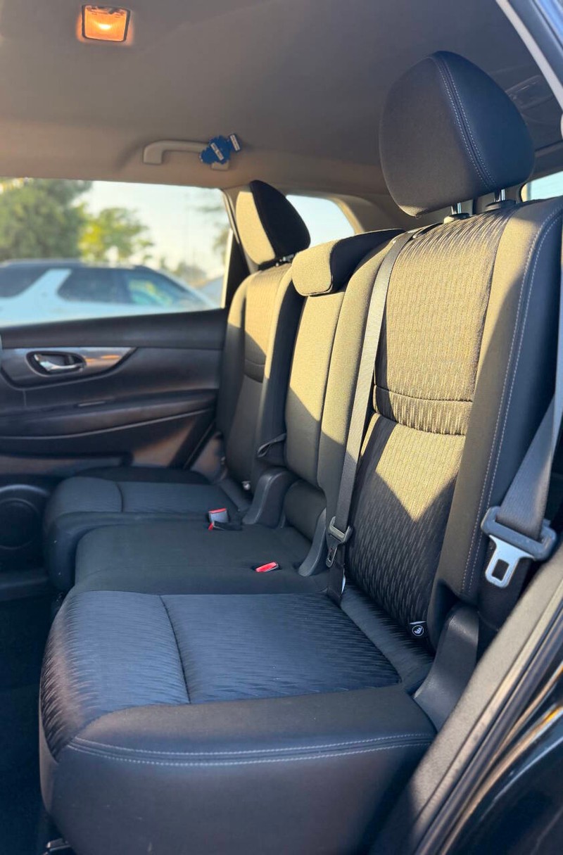 Nissan Rogue Vehicle Full-screen Gallery Image 11
