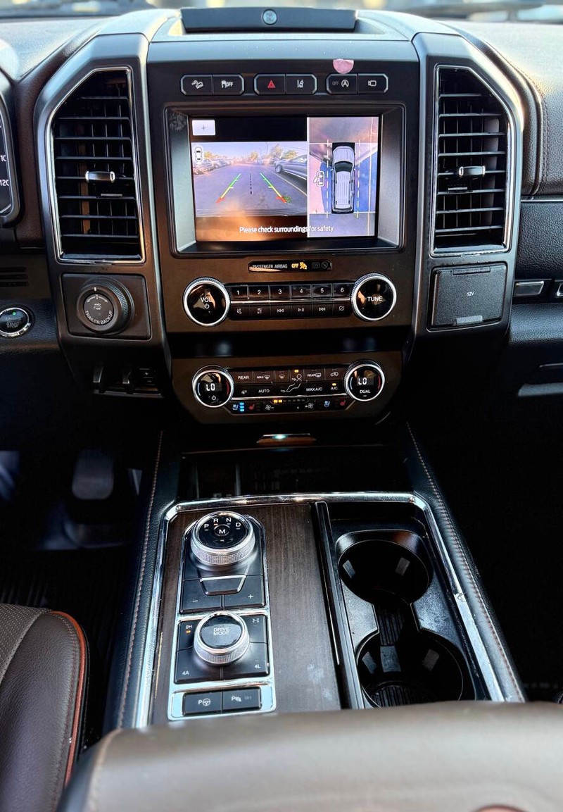 Ford Expedition Max Vehicle Full-screen Gallery Image 11