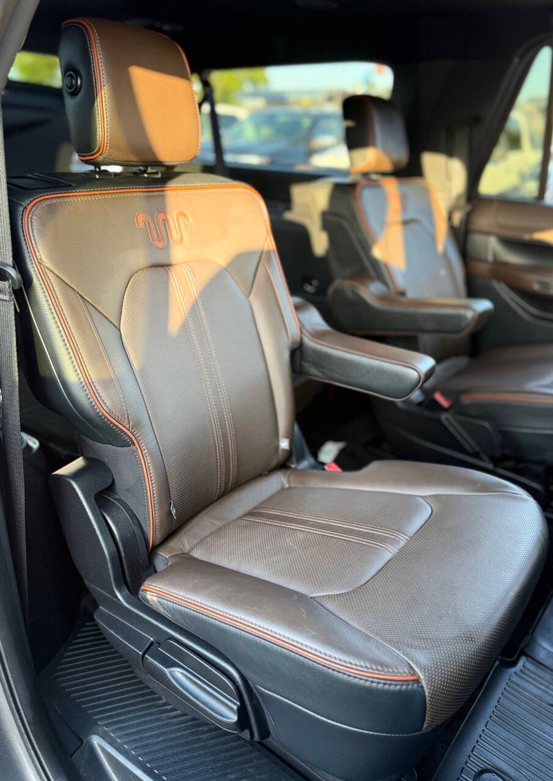 Ford Expedition Max Vehicle Full-screen Gallery Image 14