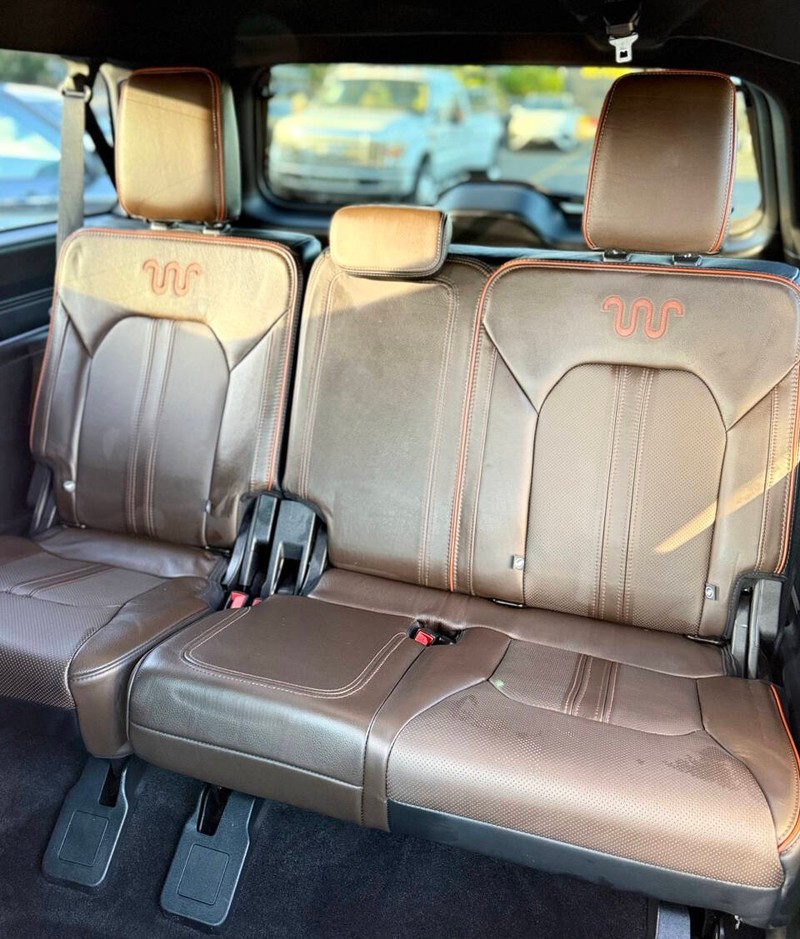 Ford Expedition Max Vehicle Full-screen Gallery Image 16