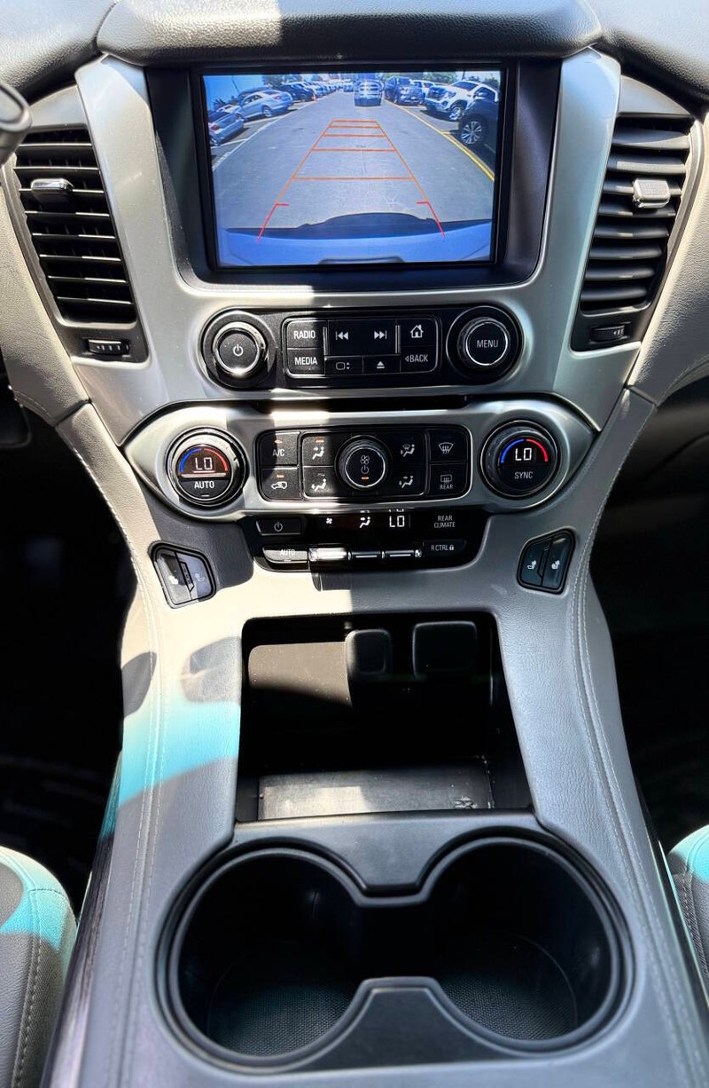 Chevrolet Suburban Vehicle Full-screen Gallery Image 11