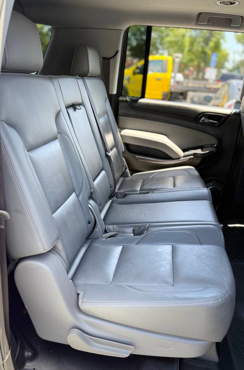 Chevrolet Suburban Vehicle Full-screen Gallery Image 14