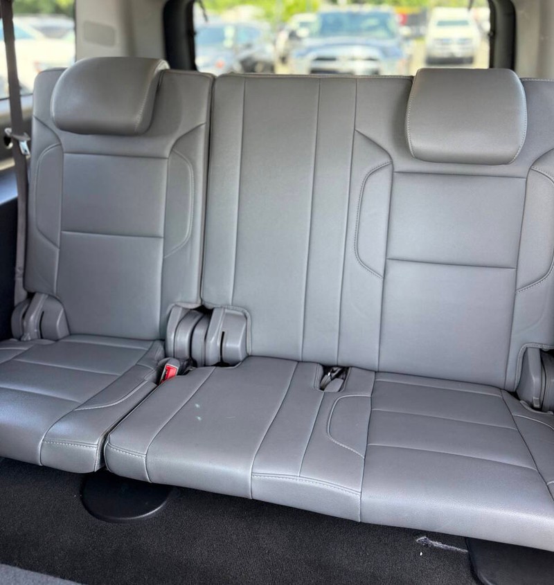 Chevrolet Suburban Vehicle Full-screen Gallery Image 16