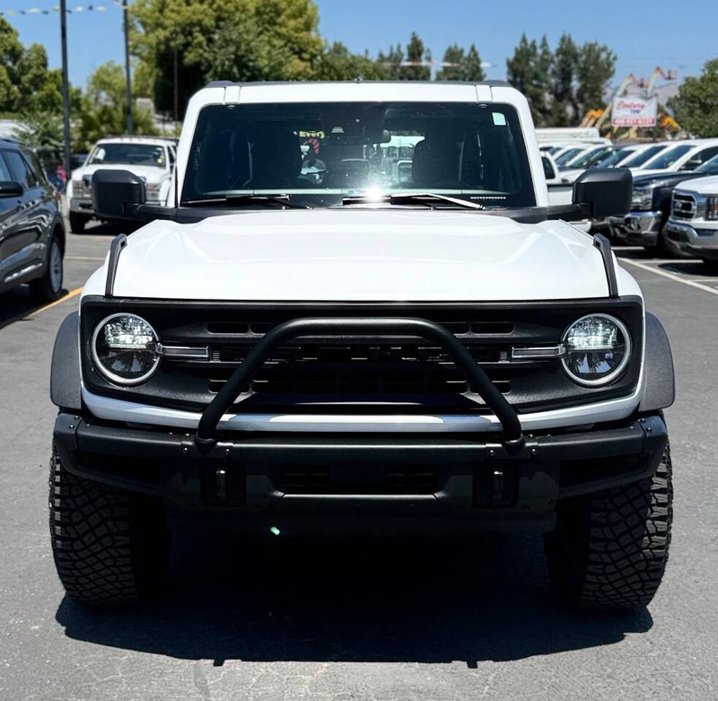 Ford Bronco Vehicle Full-screen Gallery Image 02