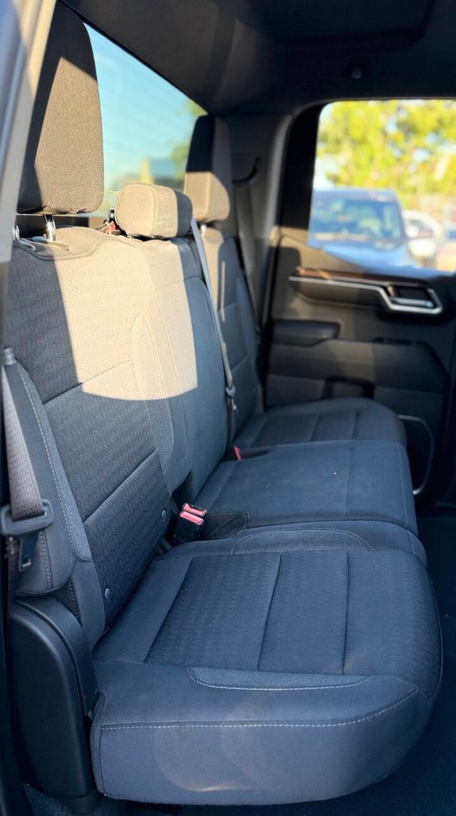 Chevrolet Silverado 1500 Vehicle Full-screen Gallery Image 13