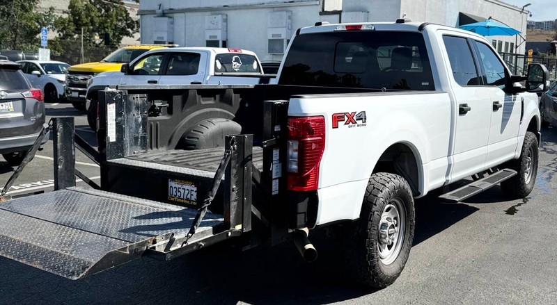 Ford Super Duty F-250 SRW Vehicle Full-screen Gallery Image 06