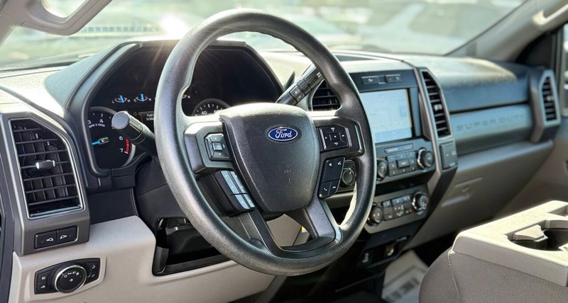 Ford Super Duty F-250 SRW Vehicle Full-screen Gallery Image 09