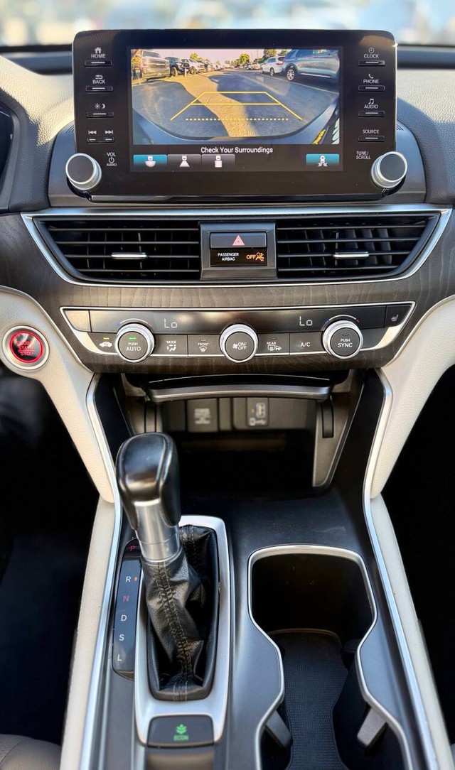 Honda Accord Sedan Vehicle Full-screen Gallery Image 10