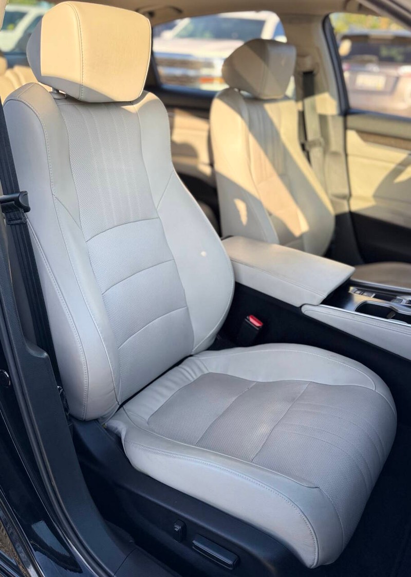 Honda Accord Sedan Vehicle Full-screen Gallery Image 15