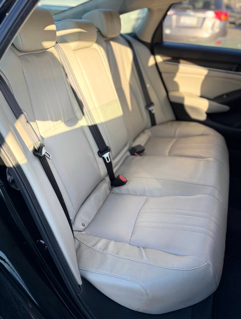 Honda Accord Sedan Vehicle Full-screen Gallery Image 17