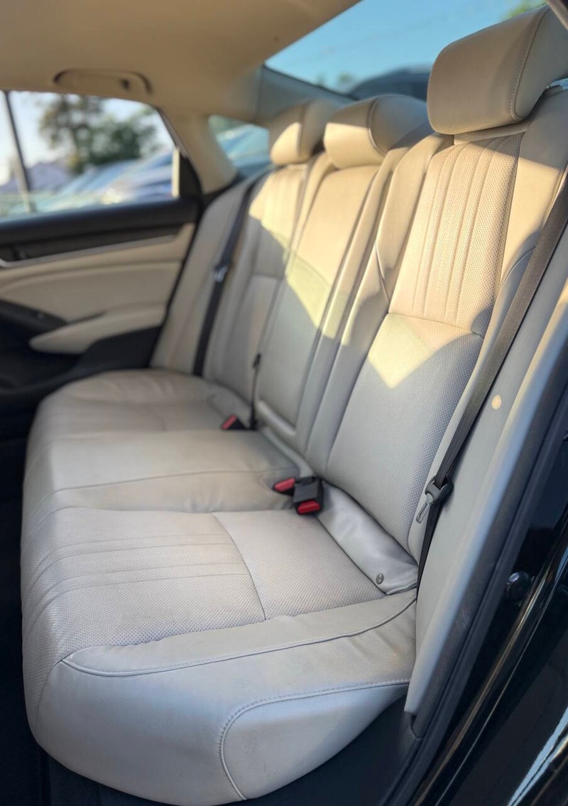 Honda Accord Sedan Vehicle Full-screen Gallery Image 18