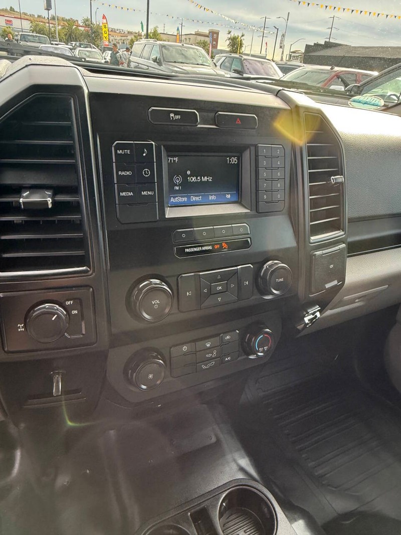 Ford F-150 Vehicle Full-screen Gallery Image 11