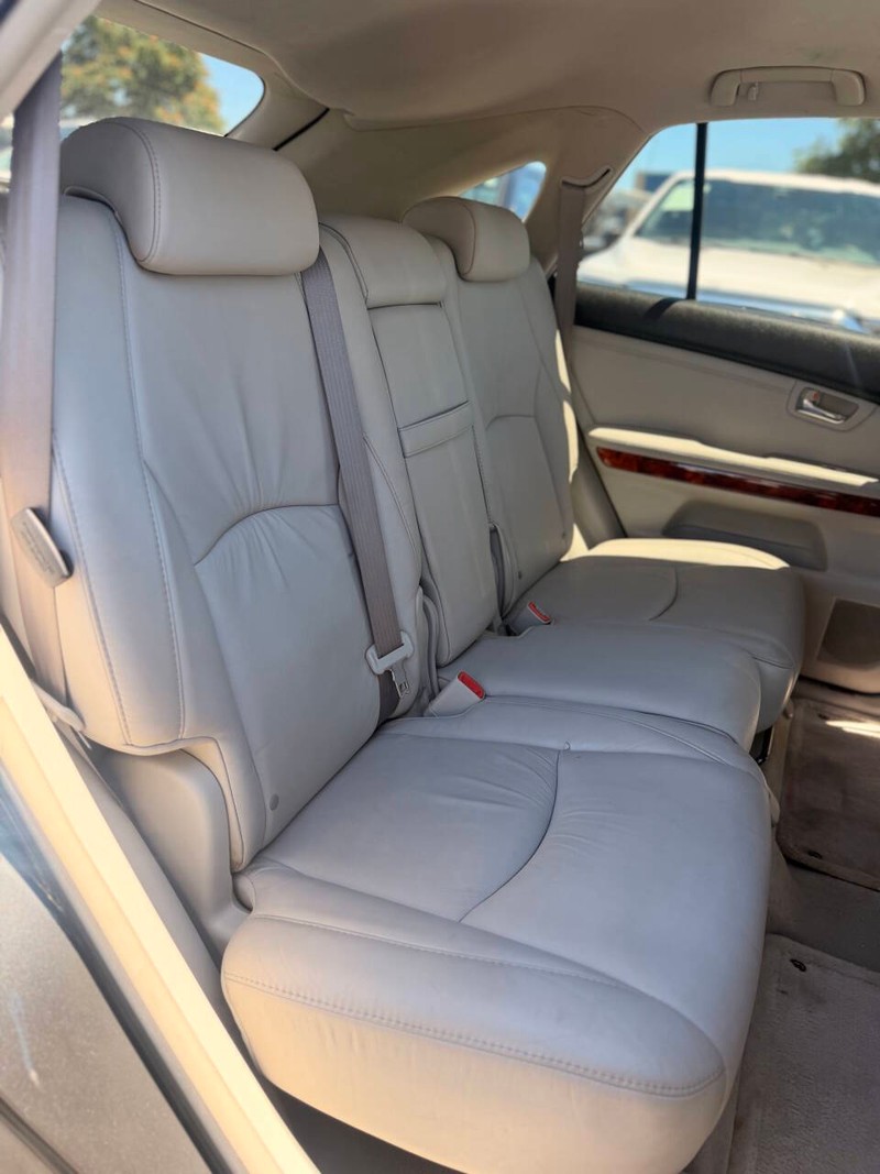 Lexus RX 350 Vehicle Full-screen Gallery Image 16