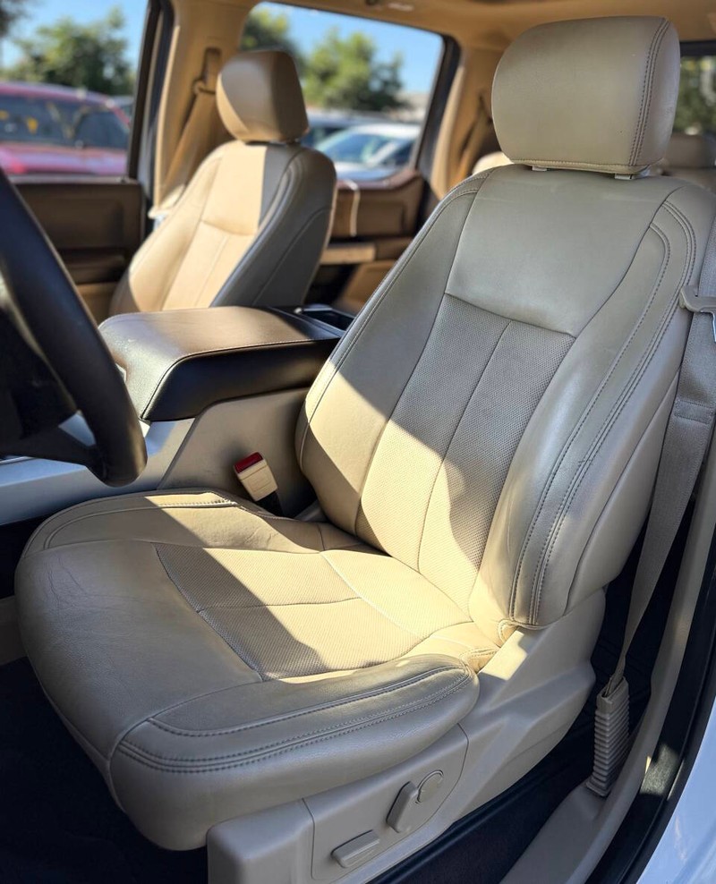 Ford F-150 Vehicle Full-screen Gallery Image 14