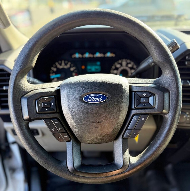 Ford F-150 Vehicle Full-screen Gallery Image 12