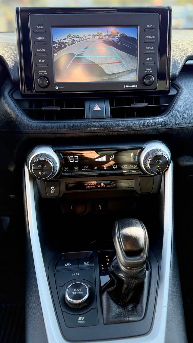 Toyota RAV4 Hybrid Vehicle Full-screen Gallery Image 11