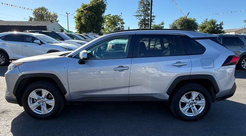 Toyota RAV4 Hybrid Vehicle Full-screen Gallery Image 04