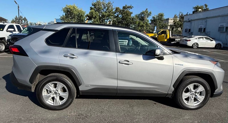Toyota RAV4 Hybrid Vehicle Full-screen Gallery Image 05