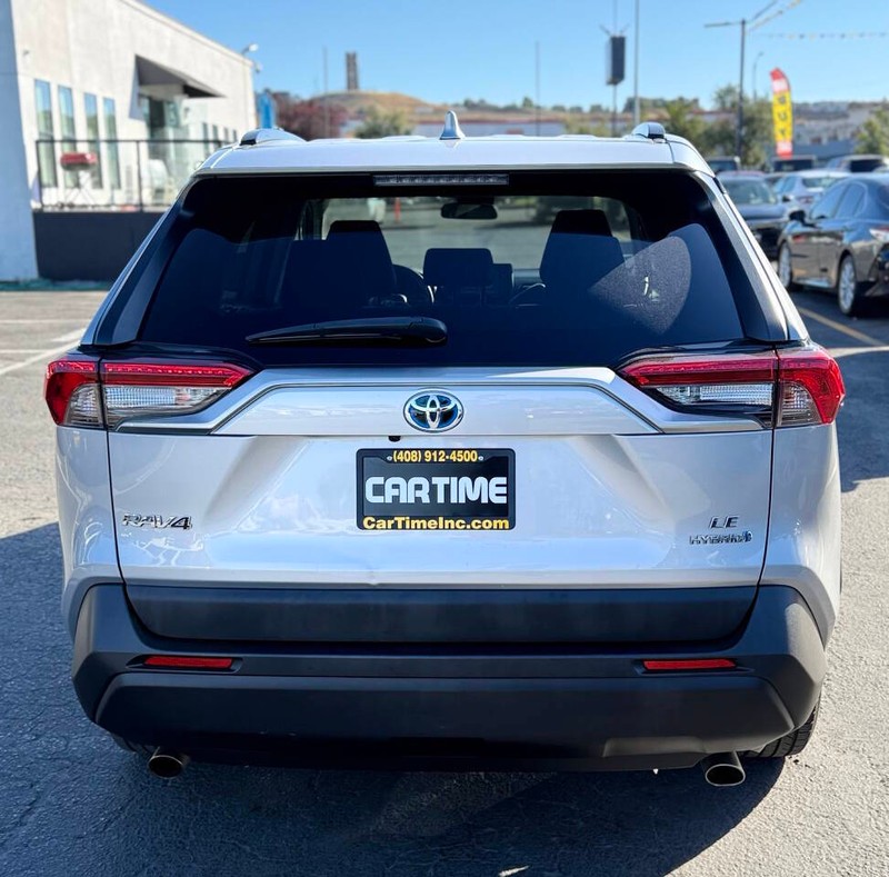 Toyota RAV4 Hybrid Vehicle Full-screen Gallery Image 07