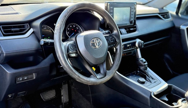 Toyota RAV4 Hybrid Vehicle Full-screen Gallery Image 09