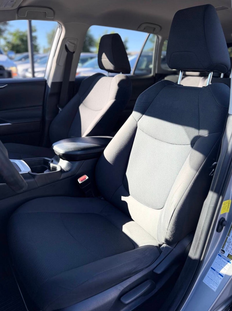 Toyota RAV4 Hybrid Vehicle Full-screen Gallery Image 12