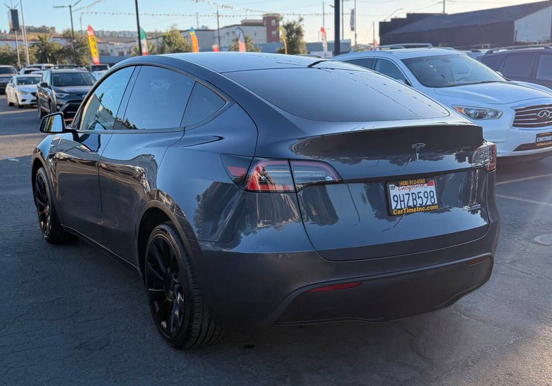 Tesla Model Y Vehicle Full-screen Gallery Image 03