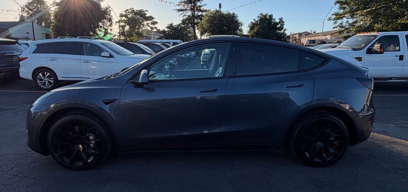Tesla Model Y Vehicle Full-screen Gallery Image 07