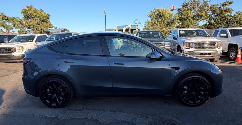 Tesla Model Y Vehicle Full-screen Gallery Image 10