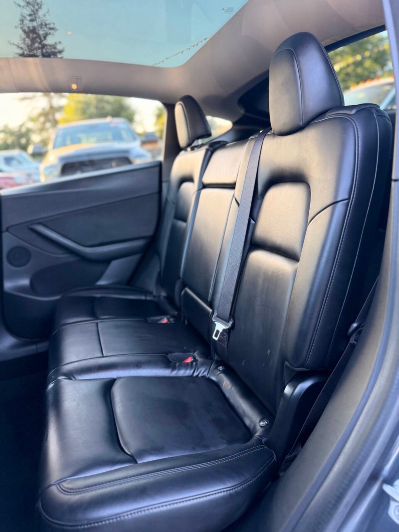 Tesla Model Y Vehicle Full-screen Gallery Image 14