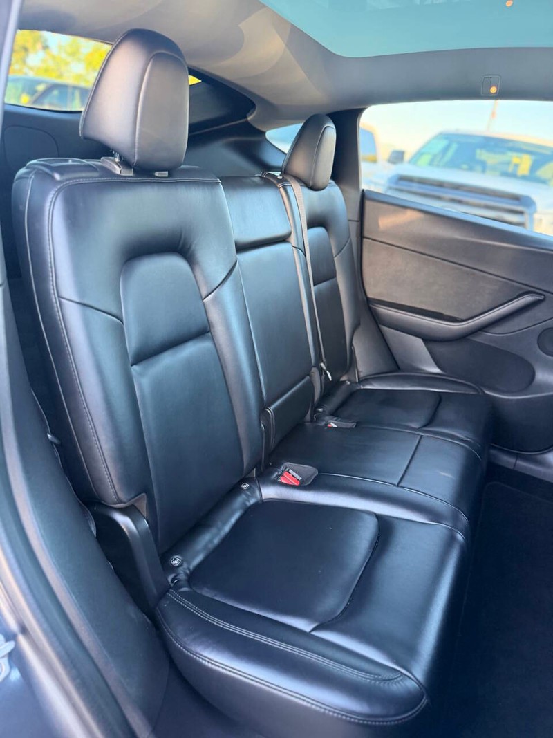 Tesla Model Y Vehicle Full-screen Gallery Image 15