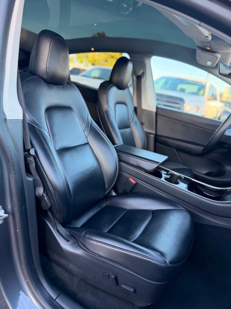 Tesla Model Y Vehicle Full-screen Gallery Image 16