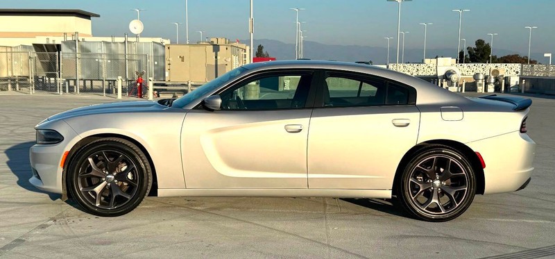 Dodge Charger Vehicle Full-screen Gallery Image 04