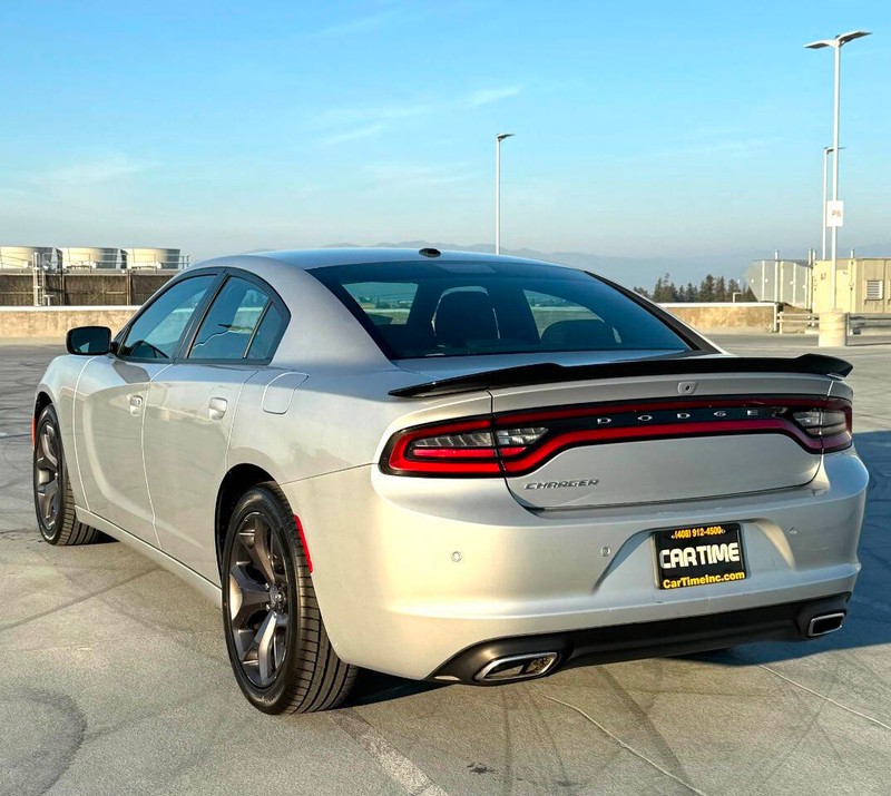 Dodge Charger Vehicle Full-screen Gallery Image 05