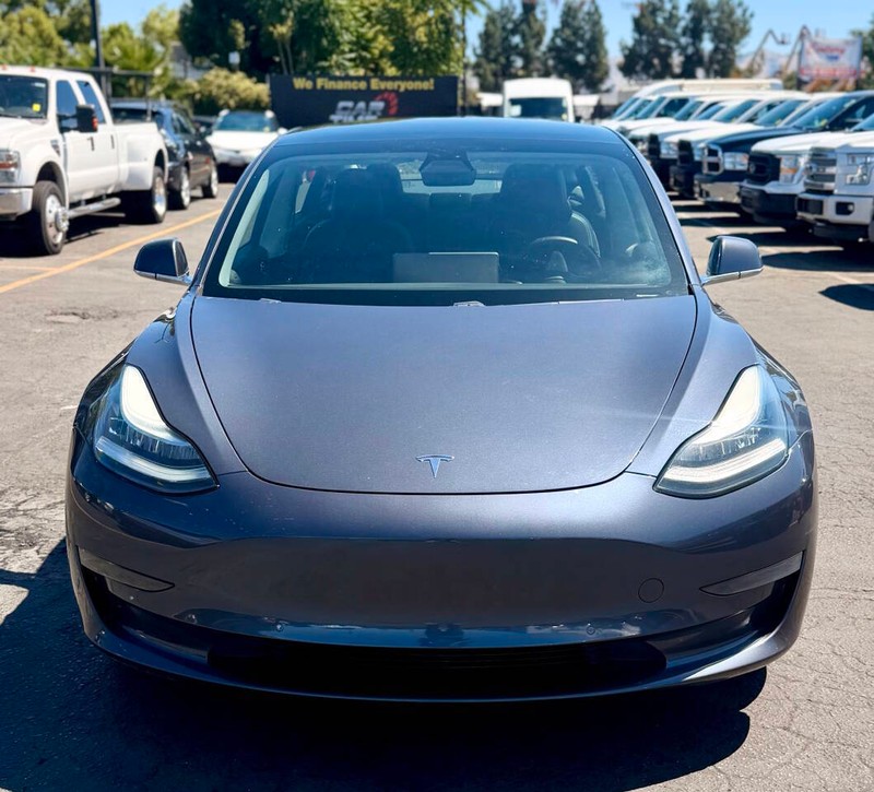 Tesla Model 3 Vehicle Full-screen Gallery Image 02
