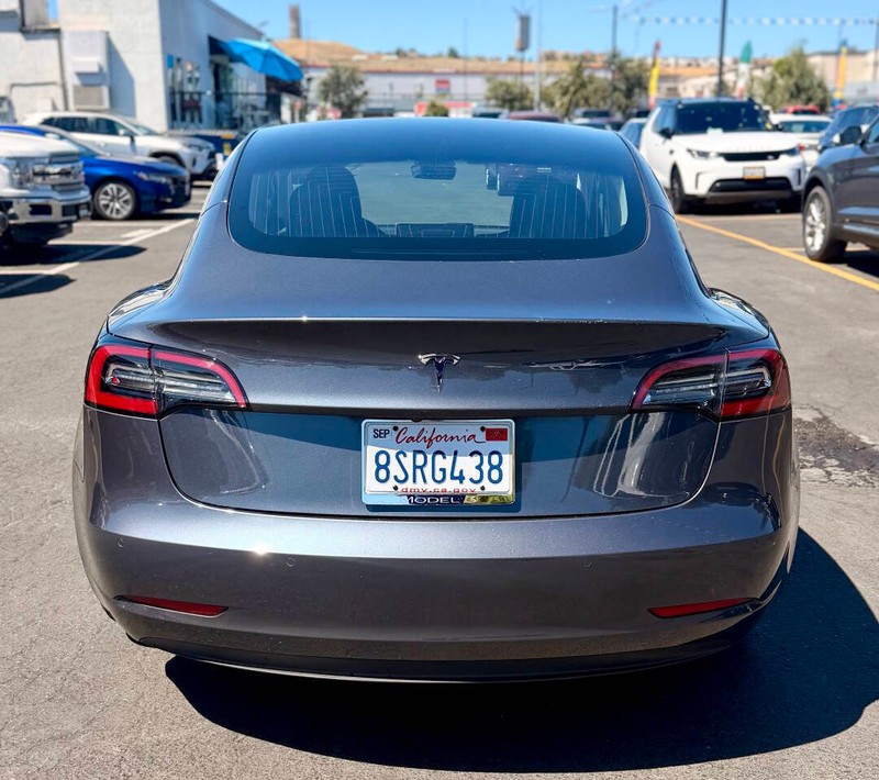 Tesla Model 3 Vehicle Full-screen Gallery Image 07