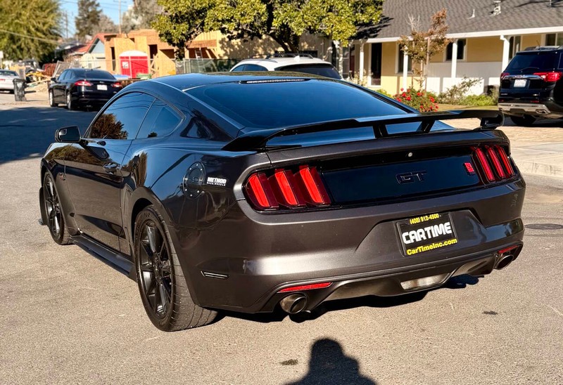 Ford Mustang Vehicle Full-screen Gallery Image 06