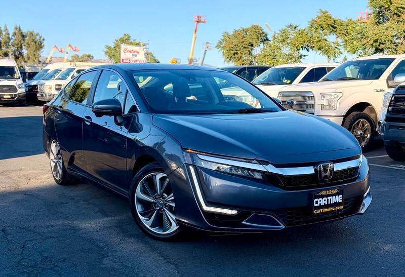 Honda Clarity Plug-In Hybrid Vehicle Full-screen Gallery Image 02